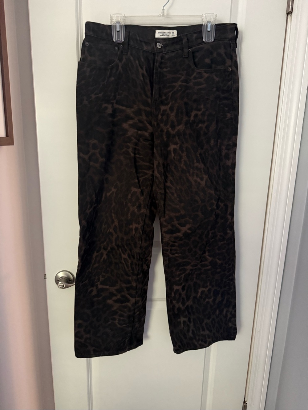 Abercrombie & Fitch High-Rise Relaxed Pants - Dark Brown/Black Leopard Print.